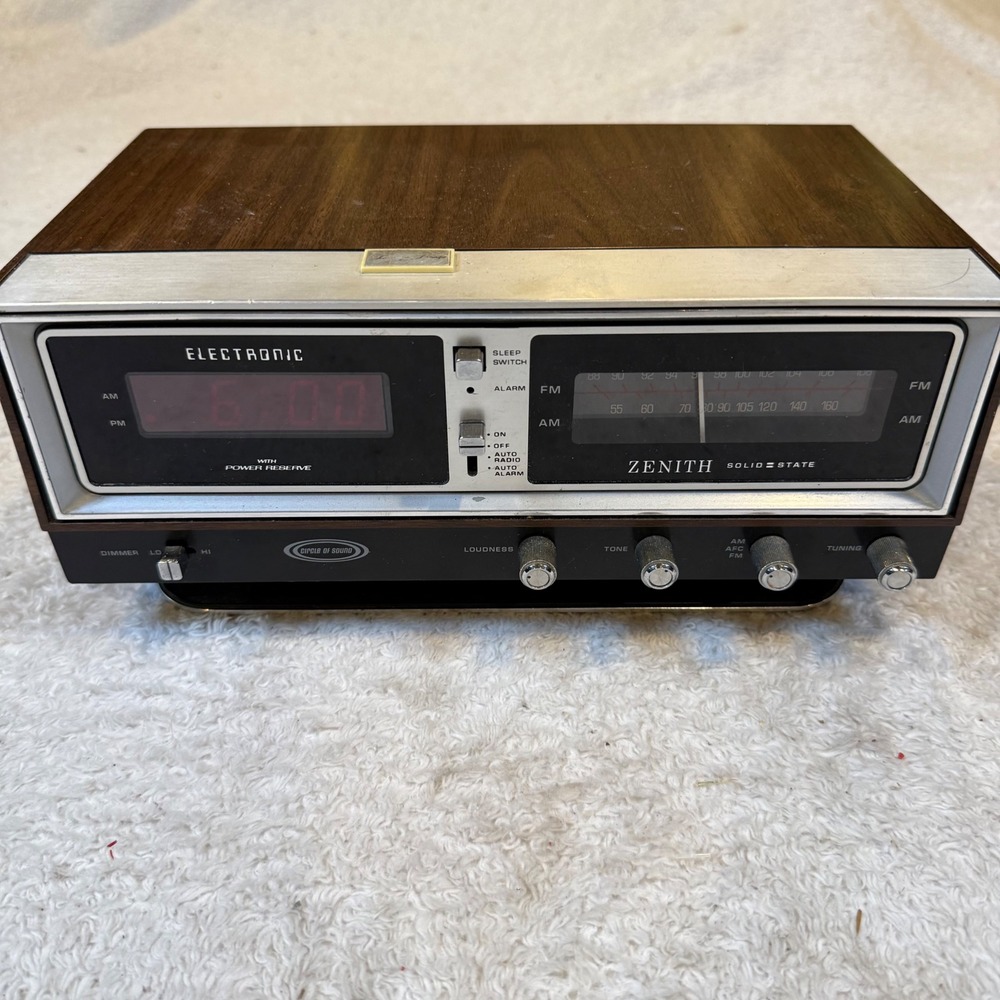 Vintage Zenith Solid State AM FM Digital Alarm Clock Radio Wood Grain R472-2